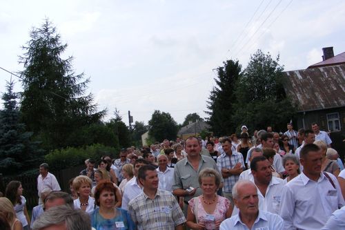 Reunion guests walking through the village of Jasionka